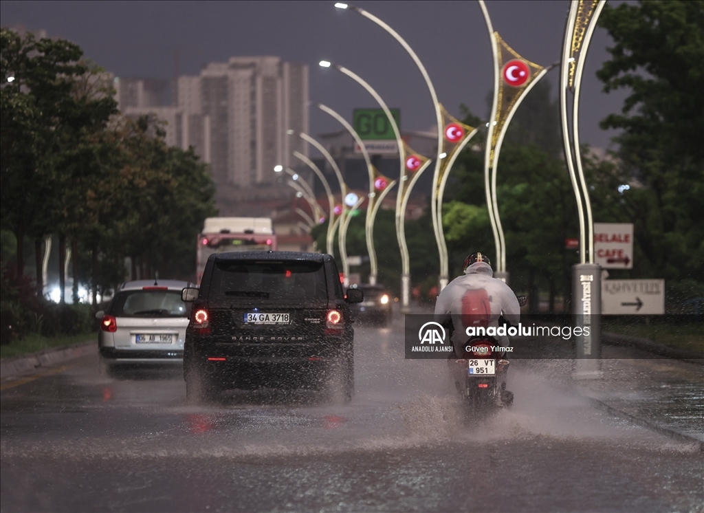 Ankara'da sağanak akşam saatlerinde yeniden etkili oldu