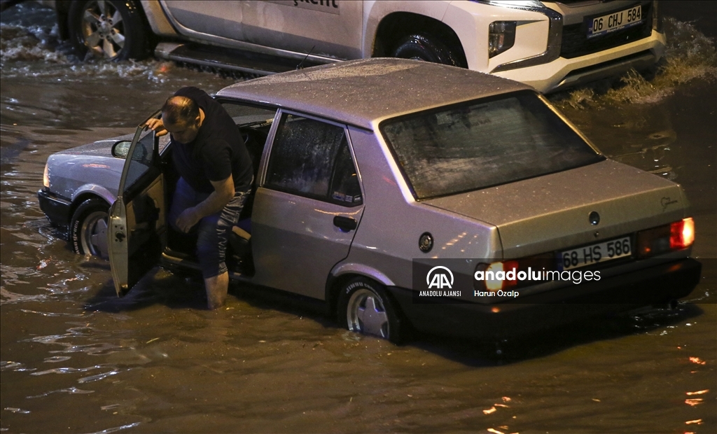 Ankara'da sağanak akşam saatlerinde yeniden etkili oldu