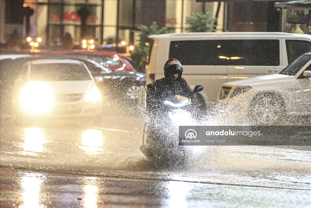 Ankara'da sağanak akşam saatlerinde yeniden etkili oldu