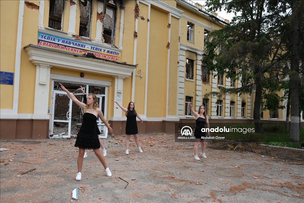 Savaşın gölgesinde Ukrayna'da mezuniyet töreni