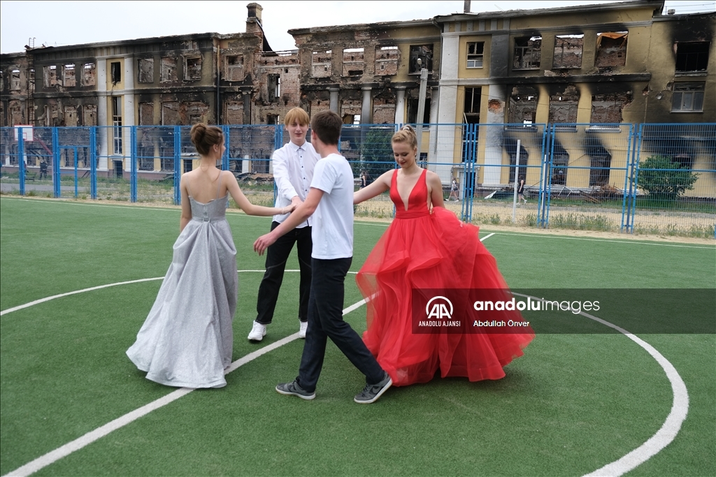 Savaşın gölgesinde Ukrayna'da mezuniyet töreni