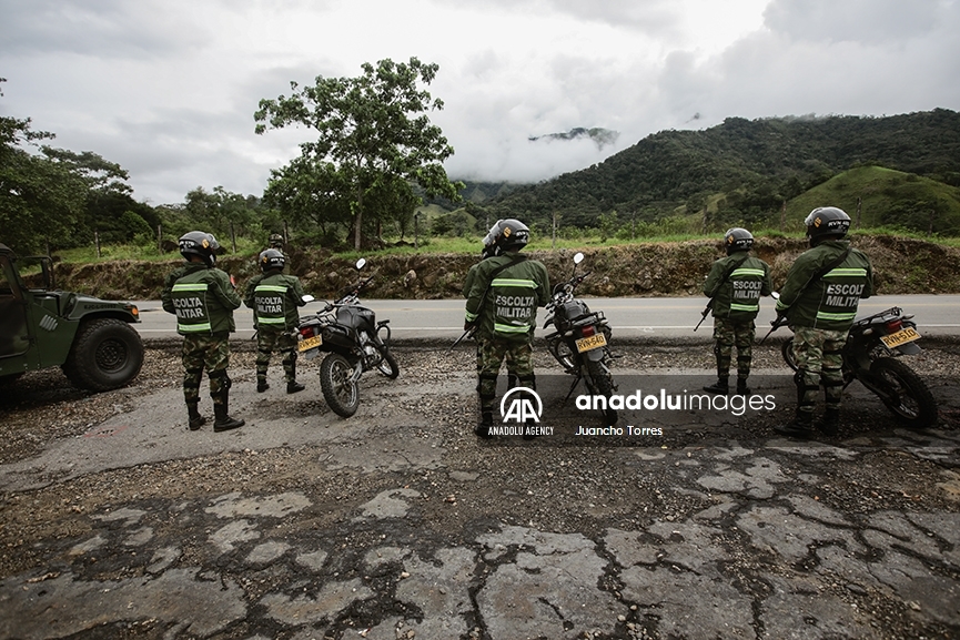 Miembros del Ejército colombiano realizan retenes en medio de la temporada electoral en San Vicente del Caguán, Caquetá