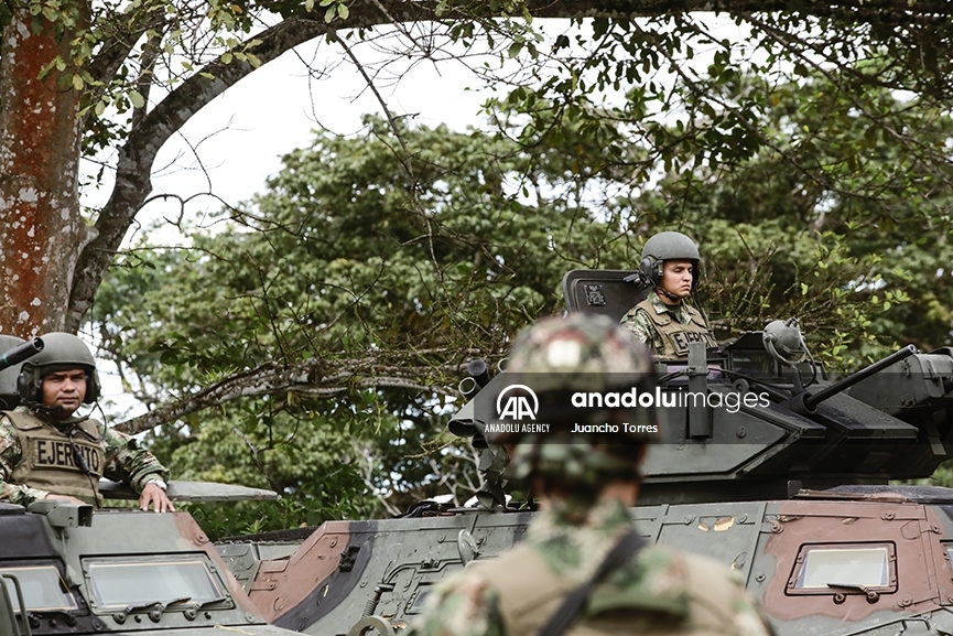 Miembros del Ejército colombiano realizan retenes en medio de la temporada electoral en San Vicente del Caguán, Caquetá