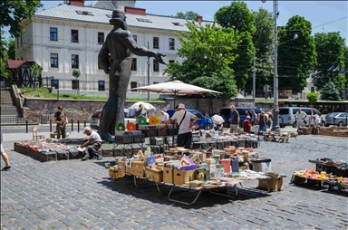 Venta de libros en un 'mercado de pulgas' en la ciudad de Leópolis en la asediada Ucrania