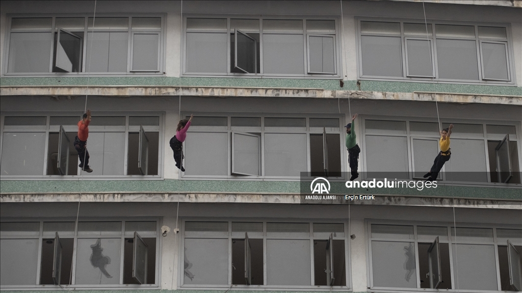 "Uçan ressamlar" 35 metre yükseklikte resim yaparak dans etti