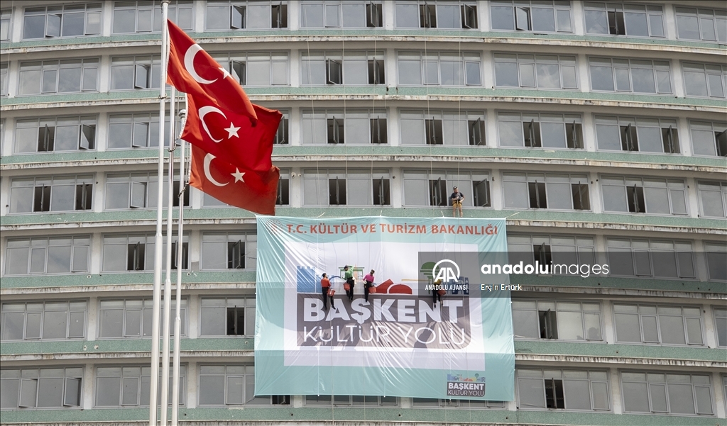 "Uçan ressamlar" 35 metre yükseklikte resim yaparak dans etti