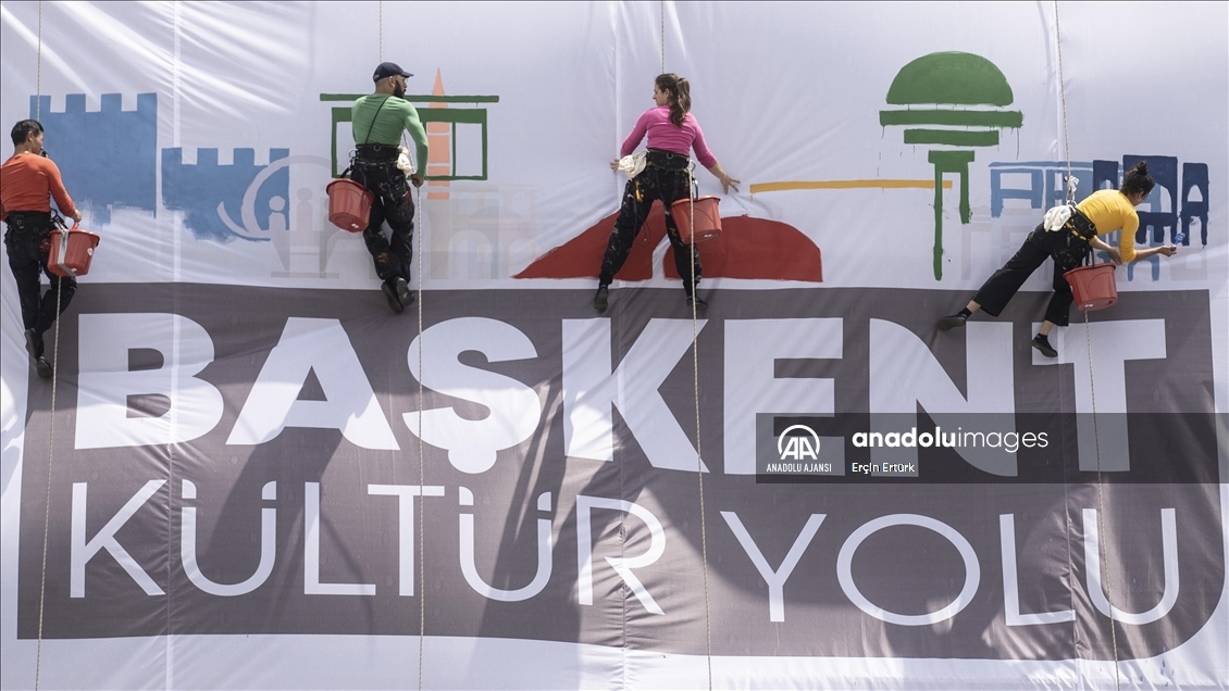 "Uçan ressamlar" 35 metre yükseklikte resim yaparak dans etti