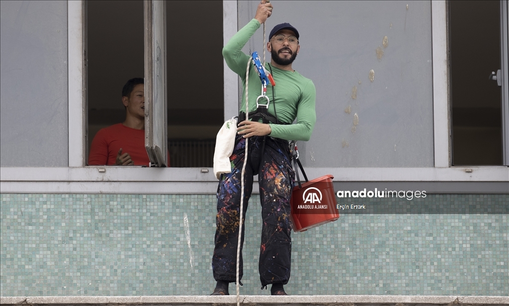 "Uçan ressamlar" 35 metre yükseklikte resim yaparak dans etti
