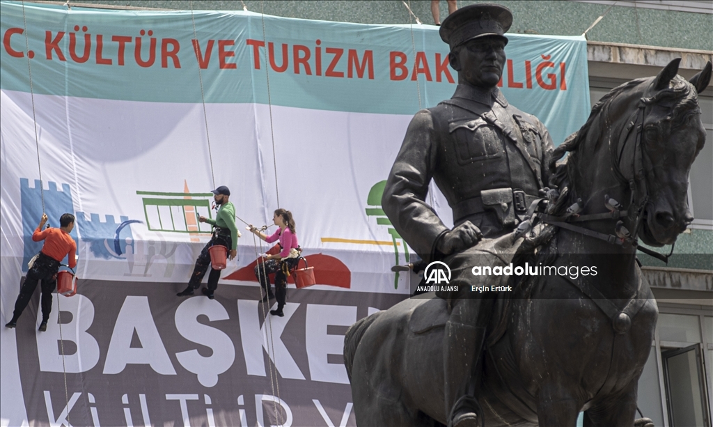 "Uçan ressamlar" 35 metre yükseklikte resim yaparak dans etti