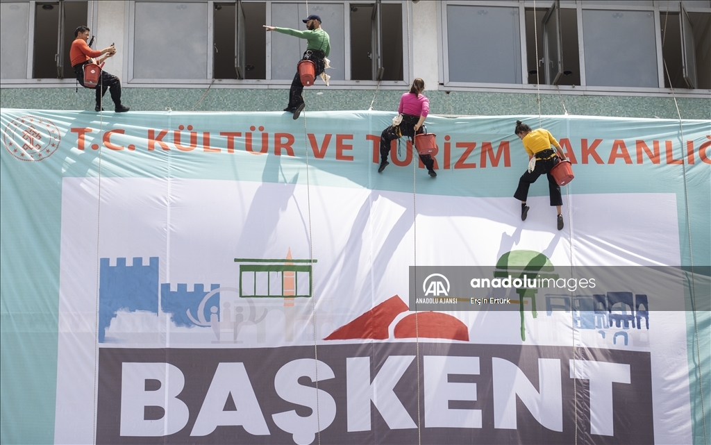 "Uçan ressamlar" 35 metre yükseklikte resim yaparak dans etti