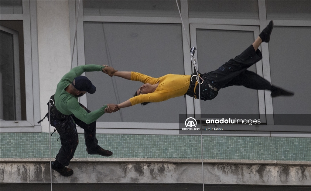 "Uçan ressamlar" 35 metre yükseklikte resim yaparak dans etti