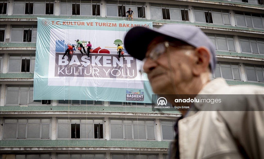 "Uçan ressamlar" 35 metre yükseklikte resim yaparak dans etti
