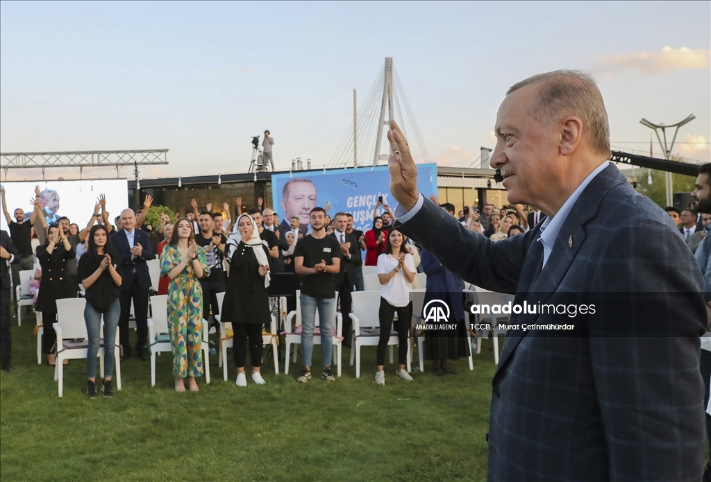 Serokomar Erdogan li Wanê bi ciwanan re civiya