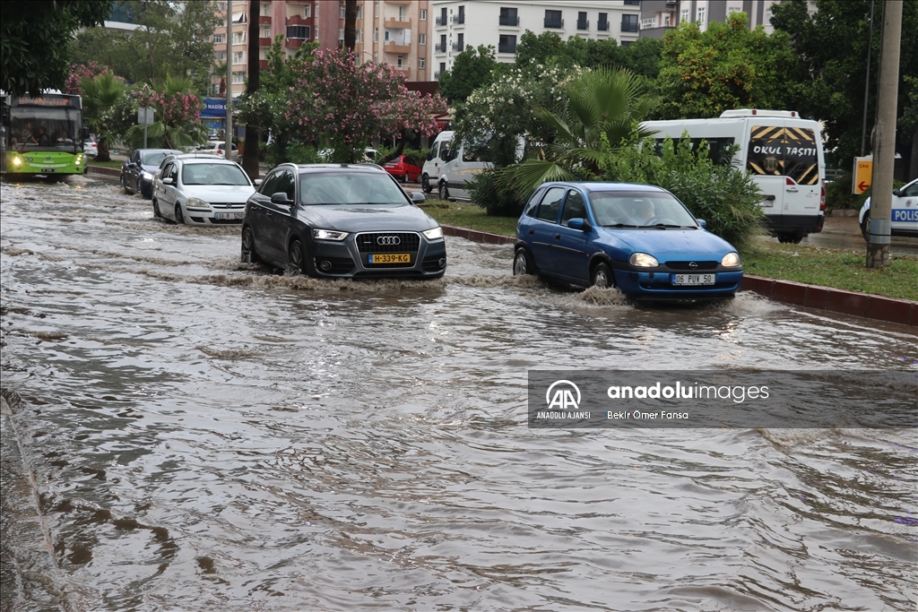 Adana'da sağanak hayatı olumsuz etkiledi