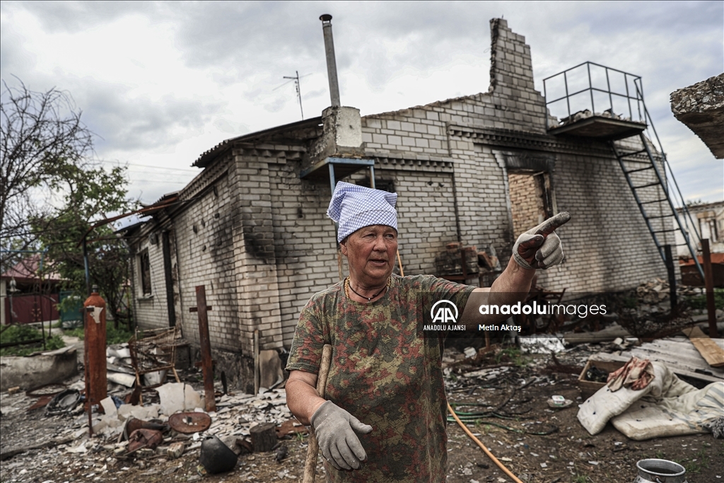 Ukraynalı yaşlı kadın, Rus saldırılarında hasar gören evinin enkazı başından ayrılmıyor