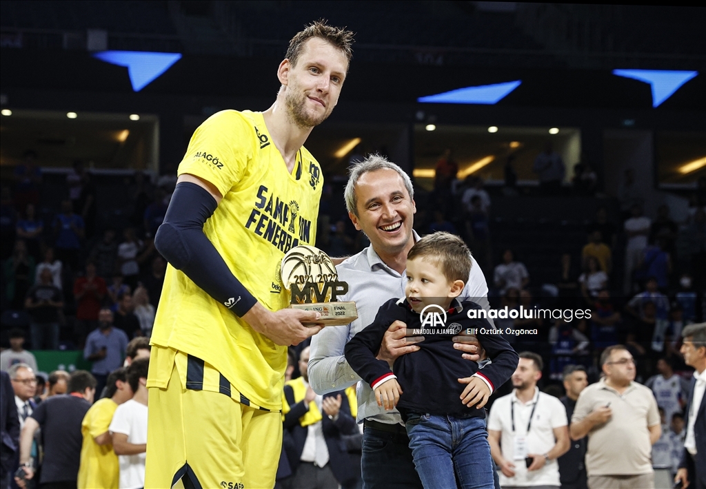 Fenerbahçe Beko, Basketbol Süper Ligi'nde 4 yıl sonra şampiyonluğa ulaştı