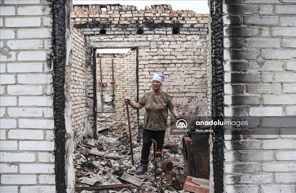 Украинка не оставляет разрушенное российской армией хозяйство