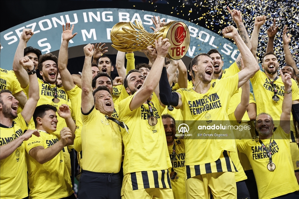 Fenerbahçe Beko, Basketbol Süper Ligi'nde 4 yıl sonra şampiyonluğa ulaştı