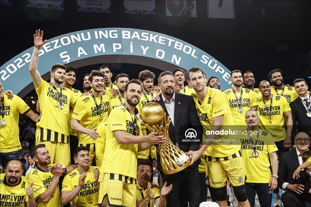 Fenerbahçe Beko, Basketbol Süper Ligi'nde 4 yıl sonra şampiyonluğa ulaştı