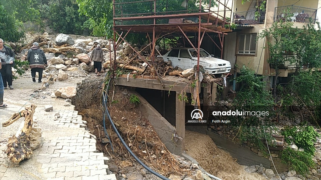 Adana'nın Kozan ilçesinde sağanak nedeniyle dere taştı, evleri su bastı