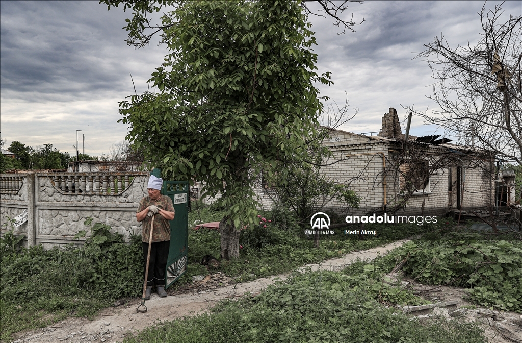 Ukraynalı yaşlı kadın, Rus saldırılarında hasar gören evinin enkazı başından ayrılmıyor