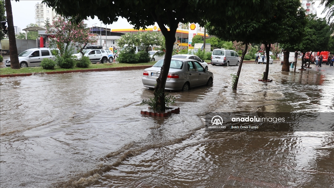 Adana'da sağanak hayatı olumsuz etkiledi