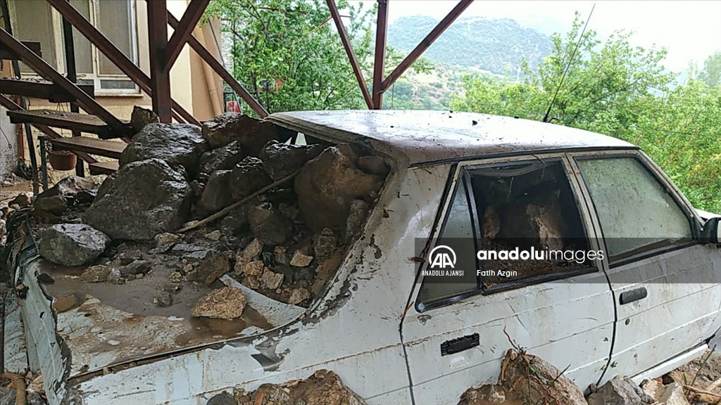 Adana'nın Kozan ilçesinde sağanak nedeniyle dere taştı, evleri su bastı