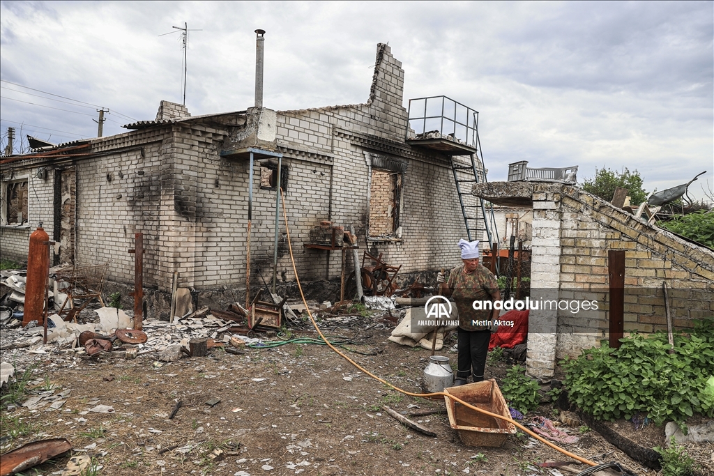 Ukraynalı yaşlı kadın, Rus saldırılarında hasar gören evinin enkazı başından ayrılmıyor