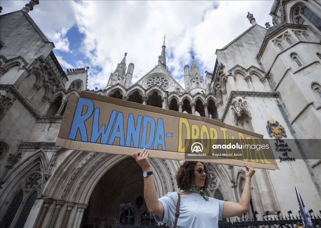 Protes di London menentang pemindahan pencari suaka ke Rwanda