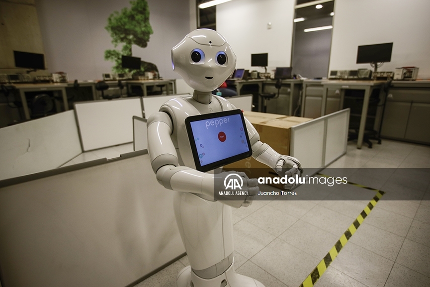 Este es el robot humanoide Nova, programado por estudiantes y profesores de una universidad de Colombia