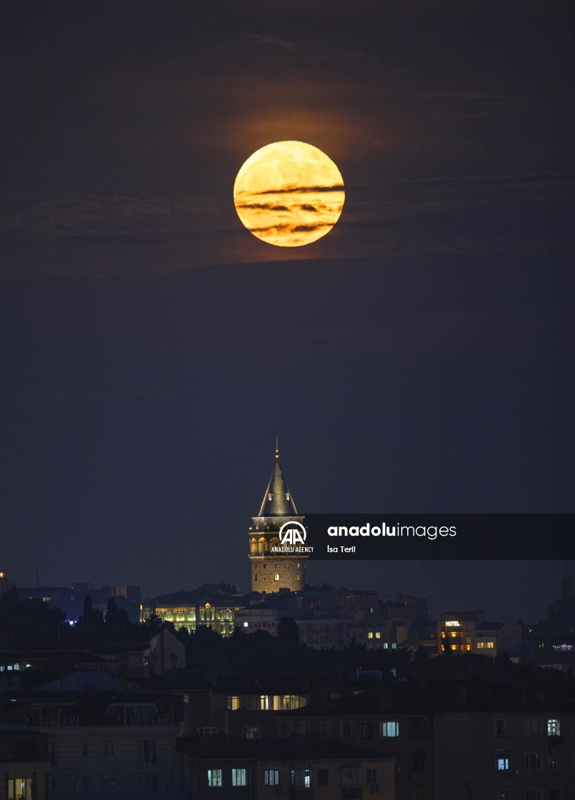 „Супер месечина“ во Истанбул