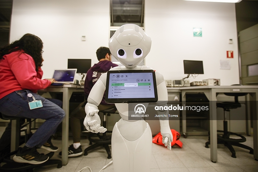 Este es el robot humanoide Nova, programado por estudiantes y profesores de una universidad de Colombia