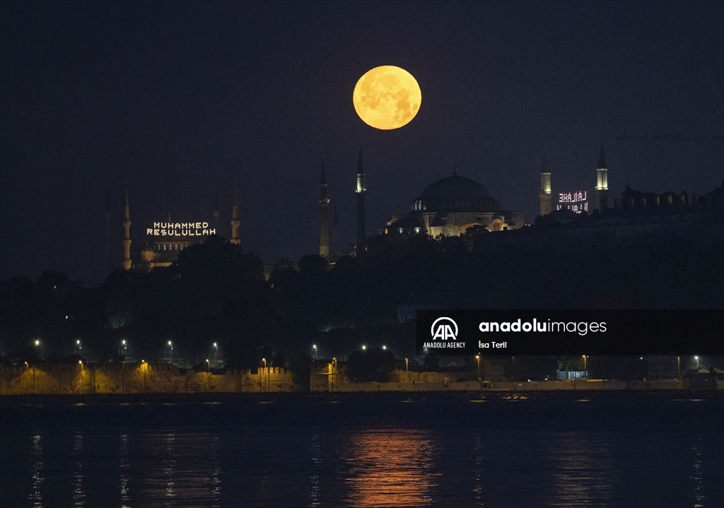 „Супер Месечина“ во Истанбул