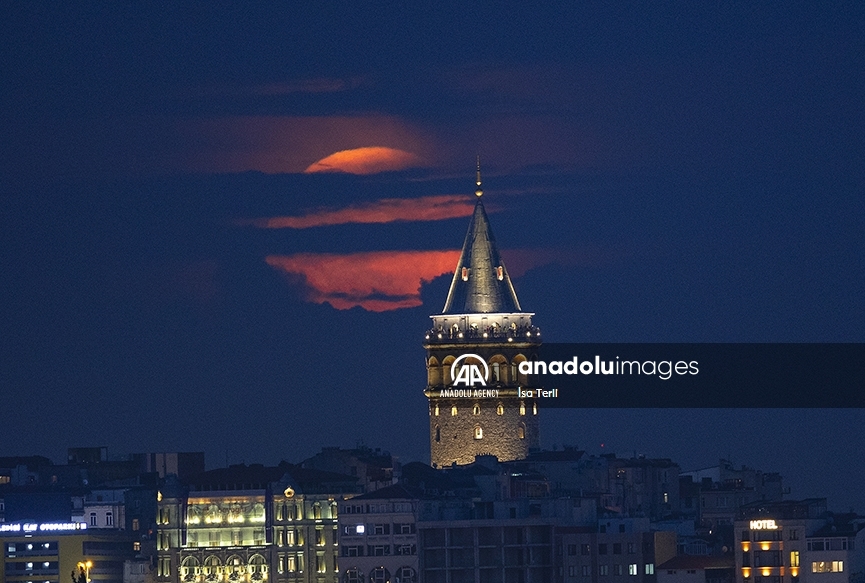 La superluna vista desde Estambul