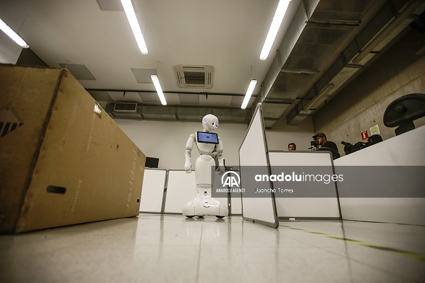 Este es el robot humanoide Nova, programado por estudiantes y profesores de una universidad de Colombia