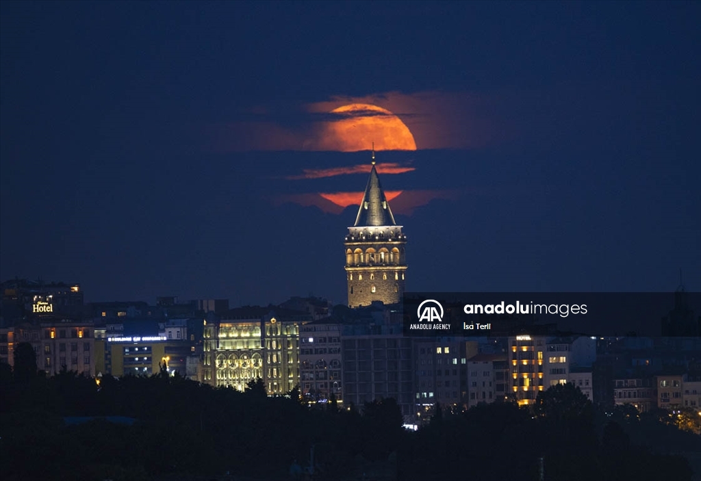 „Супер месечина“ во Истанбул