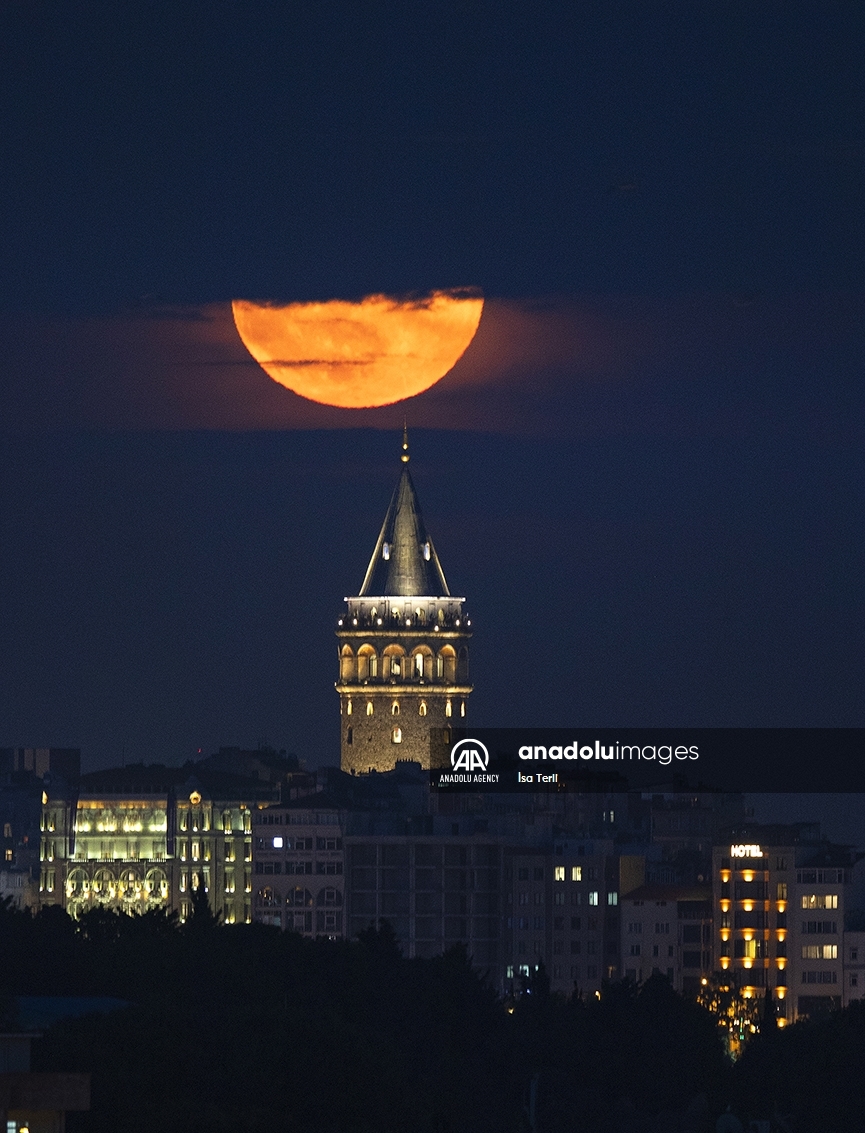 La superluna vista desde Estambul