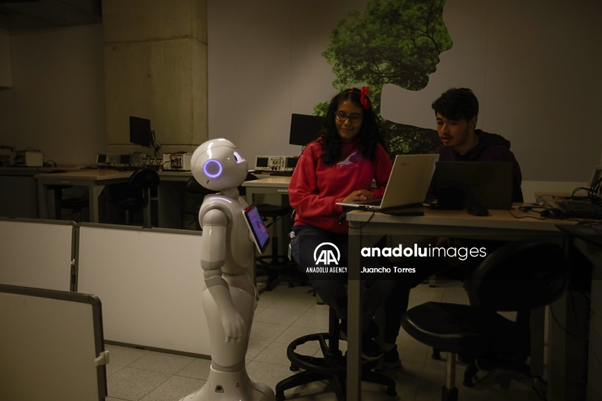 Este es el robot humanoide Nova, programado por estudiantes y profesores de una universidad de Colombia