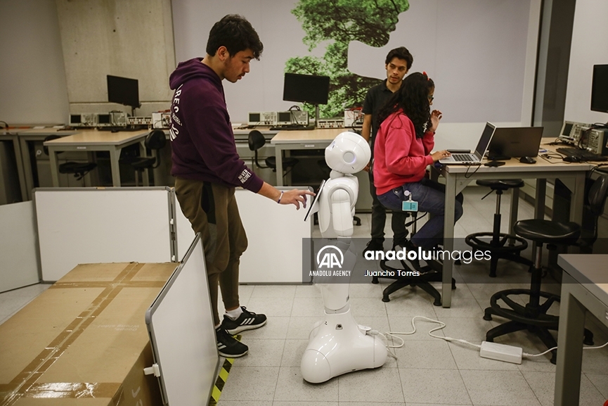 Este es el robot humanoide Nova, programado por estudiantes y profesores de una universidad de Colombia