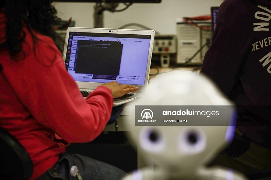 Este es el robot humanoide Nova, programado por estudiantes y profesores de una universidad de Colombia
