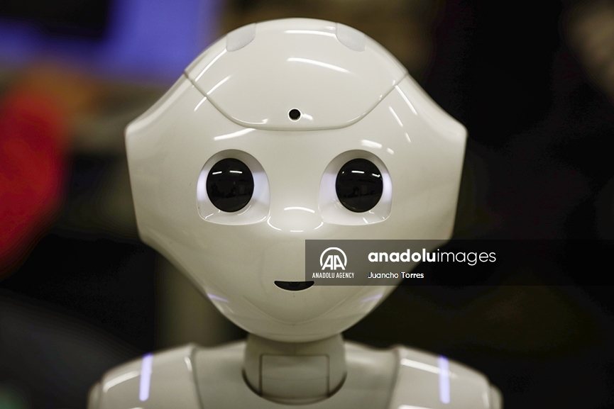 Este es el robot humanoide Nova, programado por estudiantes y profesores de una universidad de Colombia