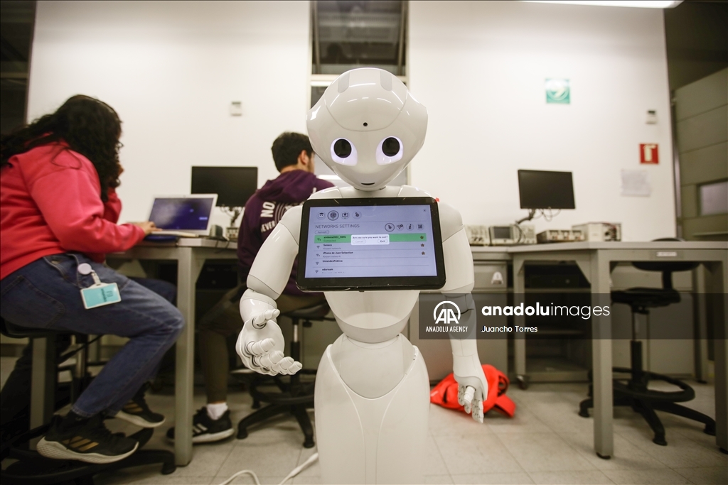 Nova, a humanoid robot programmed by students in Colombia