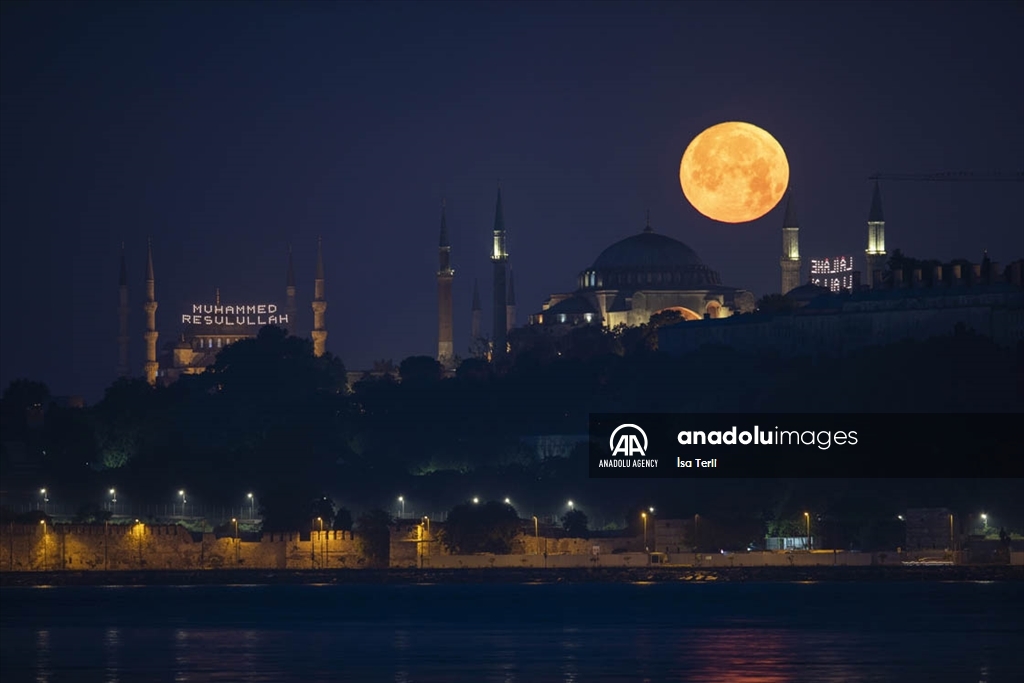 „Супер Месечина“ во Истанбул