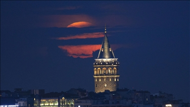 منظره زیبای ماه کامل در استانبول