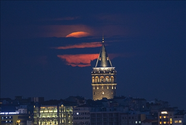 La superluna vista desde Estambul, Türkiye