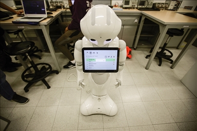 Este es el robot humanoide Nova, programado por estudiantes y profesores de una universidad de Colombia