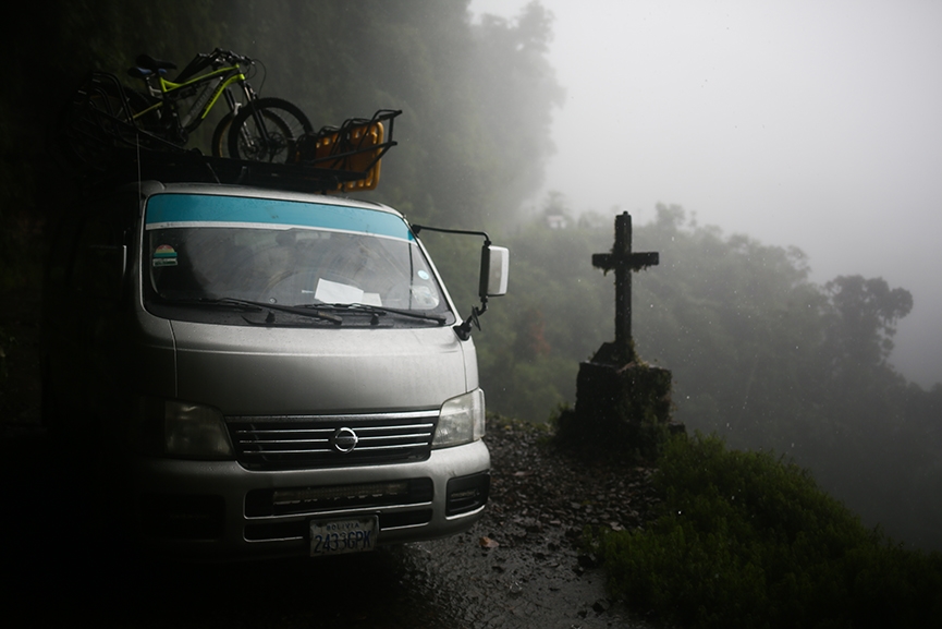 Este es el camino de Los Yungas o de la Muerte, una de las carreteras más peligrosas cerca a La Paz, Bolivia