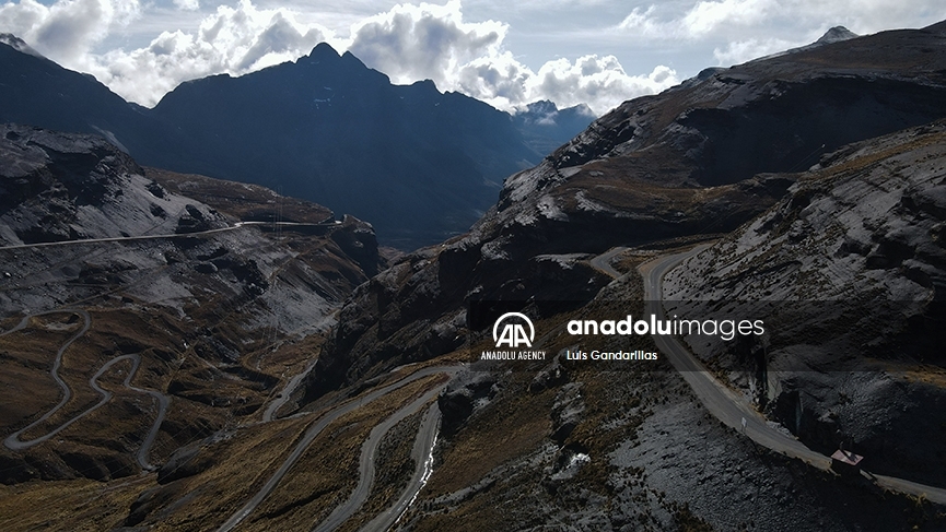 Este es el camino de Los Yungas o de la Muerte, una de las carreteras más peligrosas cerca a La Paz, Bolivia