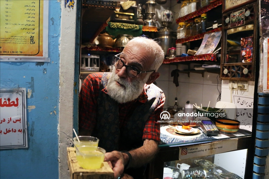 Tahran'da 104 yıllık "dünyanın en küçük çayevi"