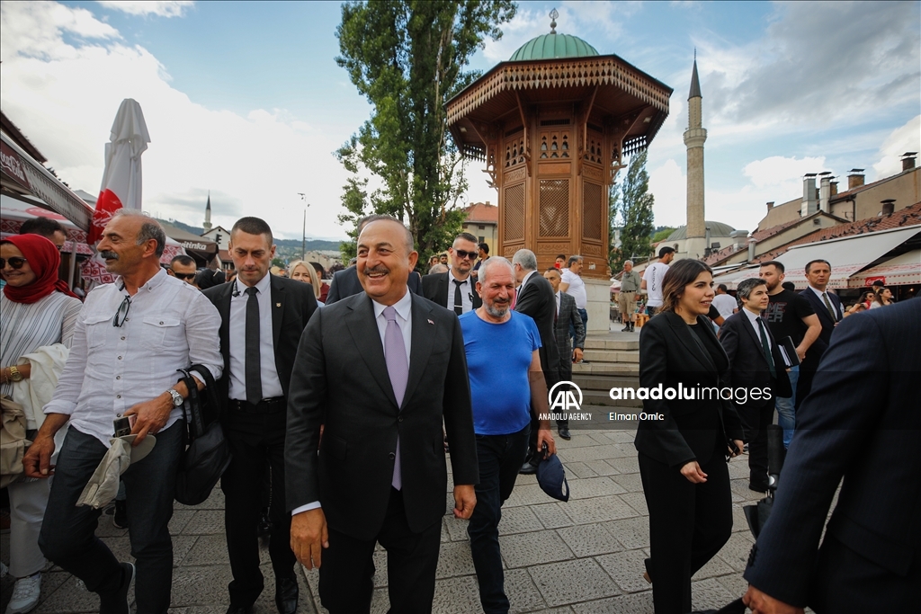 BiH: Cavusoglu posjetio Šehidsko mezarje Kovači i prošetao sarajevskom Baščaršijom 